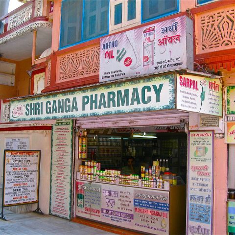 Medicijnen in India, bron: https://commons.wikimedia.org/wiki/File:An_Ayurvedic_Pharmacy,_Rishikesh_(1).jpg