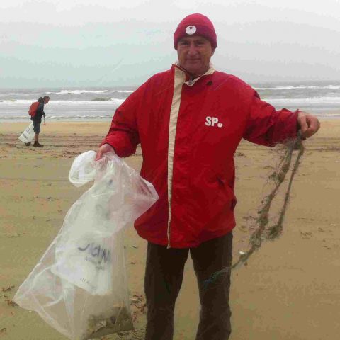 Eric Smaling ruimt het strand op