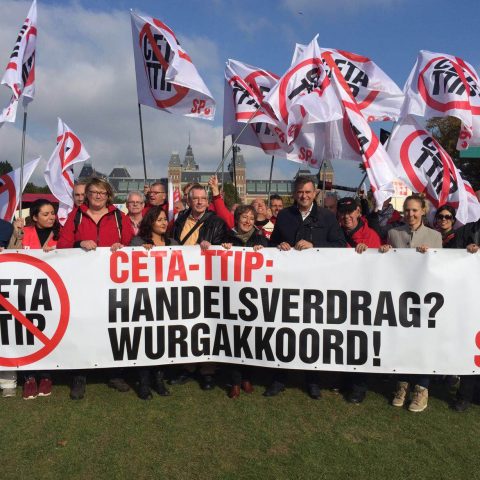achtduizend mensen demonstreren tegen CETA en TTIP op het Museumplein