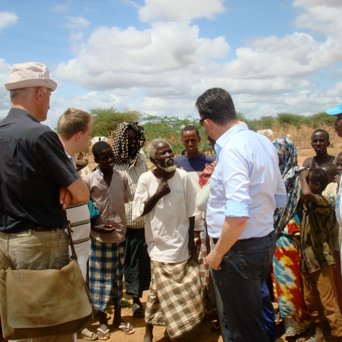 Emile Roemer in gesprek met vluchtelingen in vluchtelingenkamp Dadaab