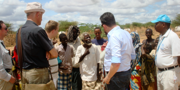 Emile Roemer in gesprek met vluchtelingen in vluchtelingenkamp Dadaab