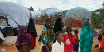 Kinderen voor hun huis in vluchtelingenkamp Dadaab