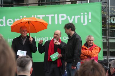 SP-Kamerlid Jasper van Dijk bij de aanbieding van het manifest tegen TTIP en CETA