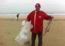 Eric Smaling ruimt het strand op