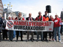 TTIP-demonstratie, Dam Amsterdam, 23 mei 2015. Foto: Elton Wollenberg.