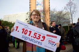Anne-Marie Mineur bij het indienen van het burgerinitiatief in 2014. Het aantal handtekeningen is nadien nog flink gestegen.